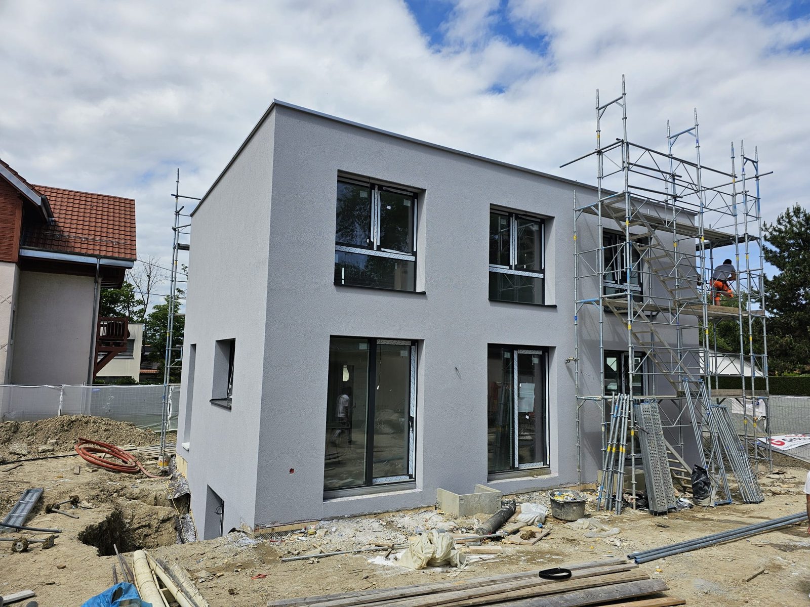 Maison aux façades claires en cours de finition