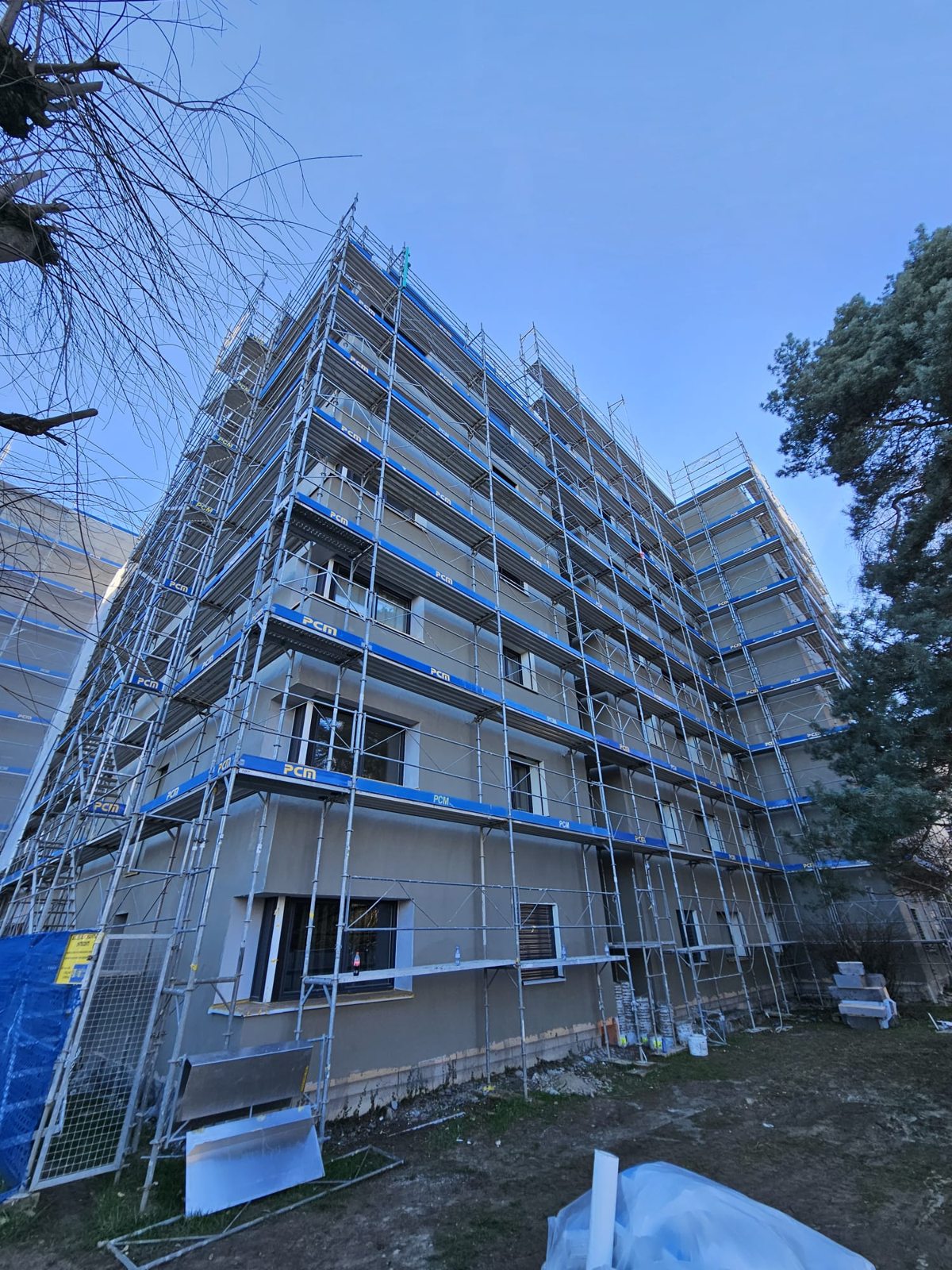 Immeuble en chantier vu sous un ciel bleu